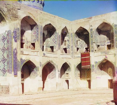 Dentro de la mezquita Shir-Dar, Samarcanda, 1905-1915 de Sergey Prokudin Gorsky